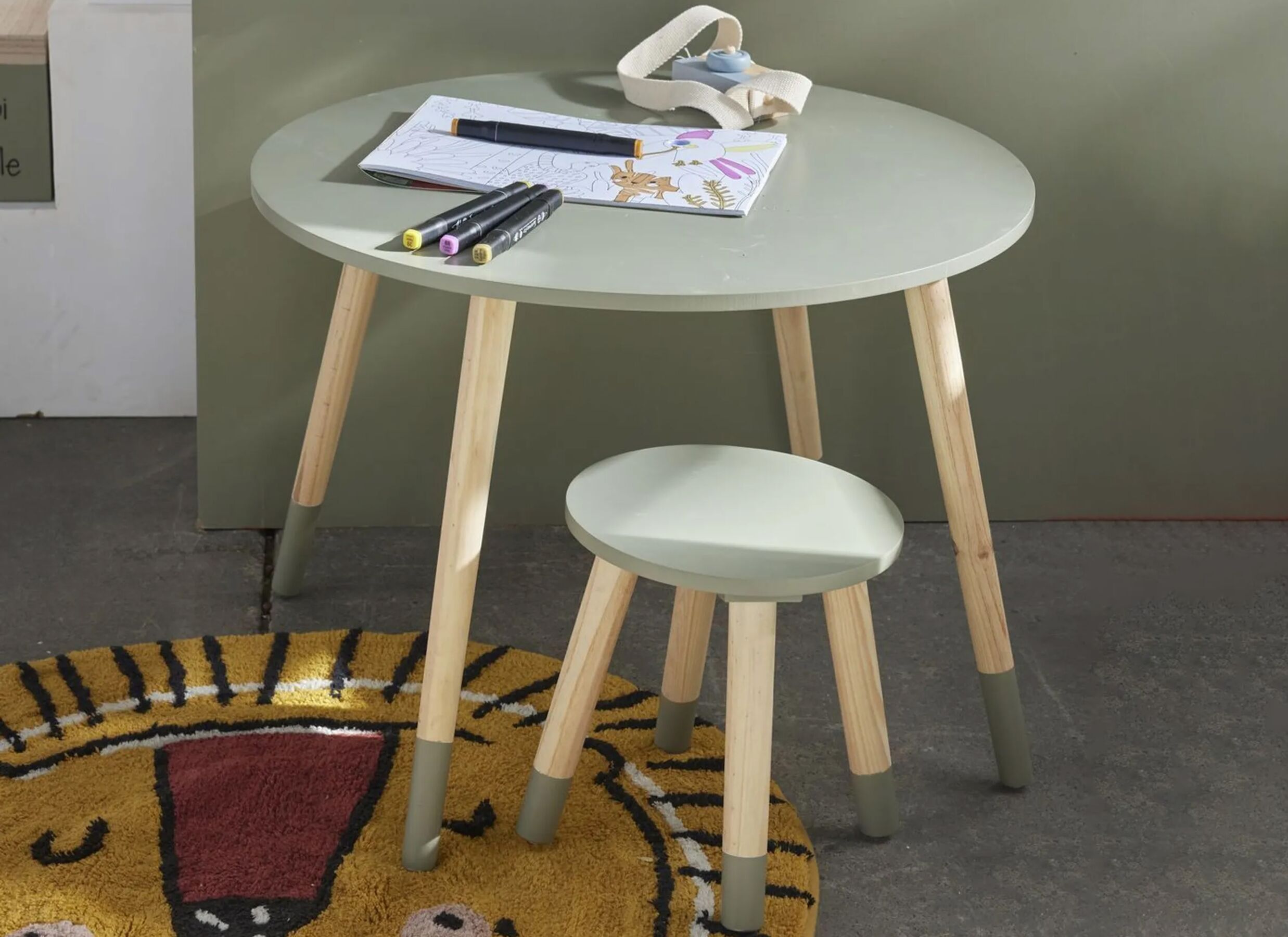 Foto ambiance - Table enfant Kid Story Ø60x43cm - bois - vert sauge