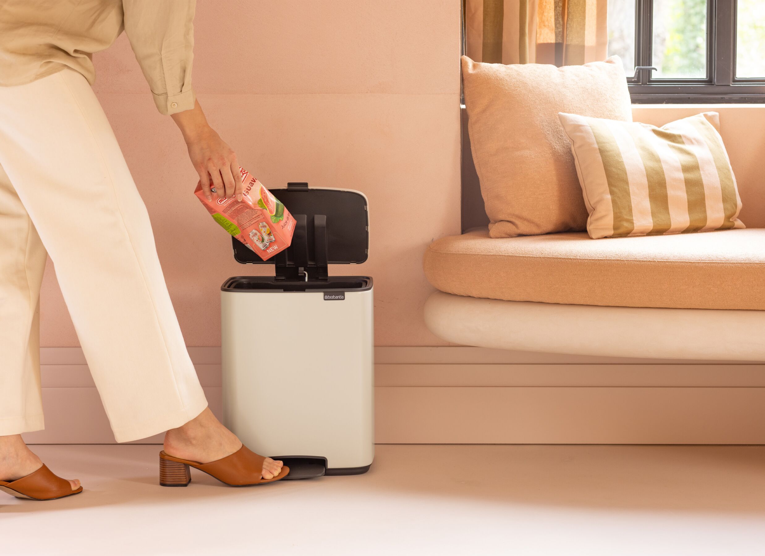 Sfeerfoto - Pedaalemmer Bo Brabantia 12L - soft beige