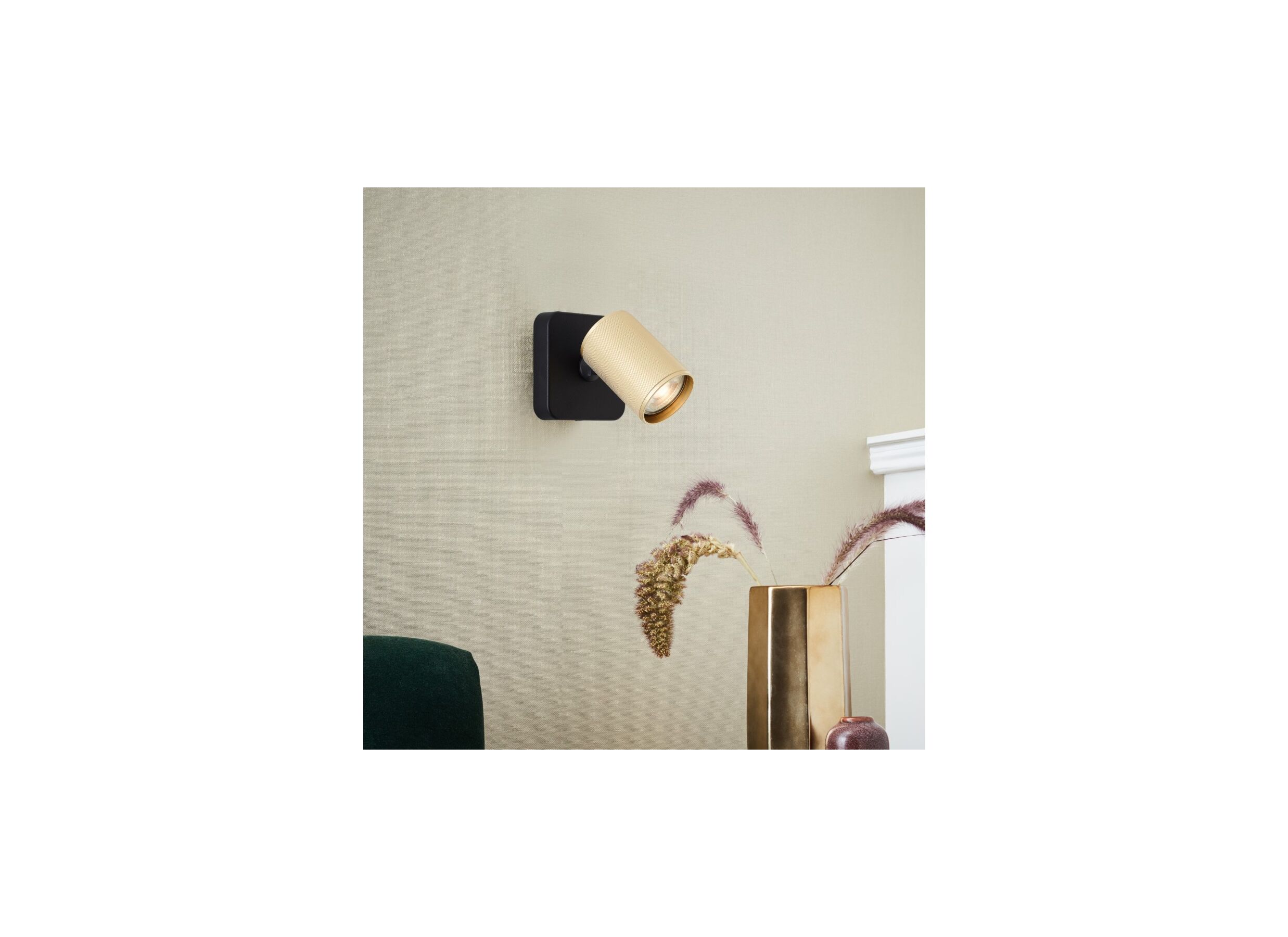 Sfeerfoto - Wandspot Marty mat goud zand zwart 5W GU10