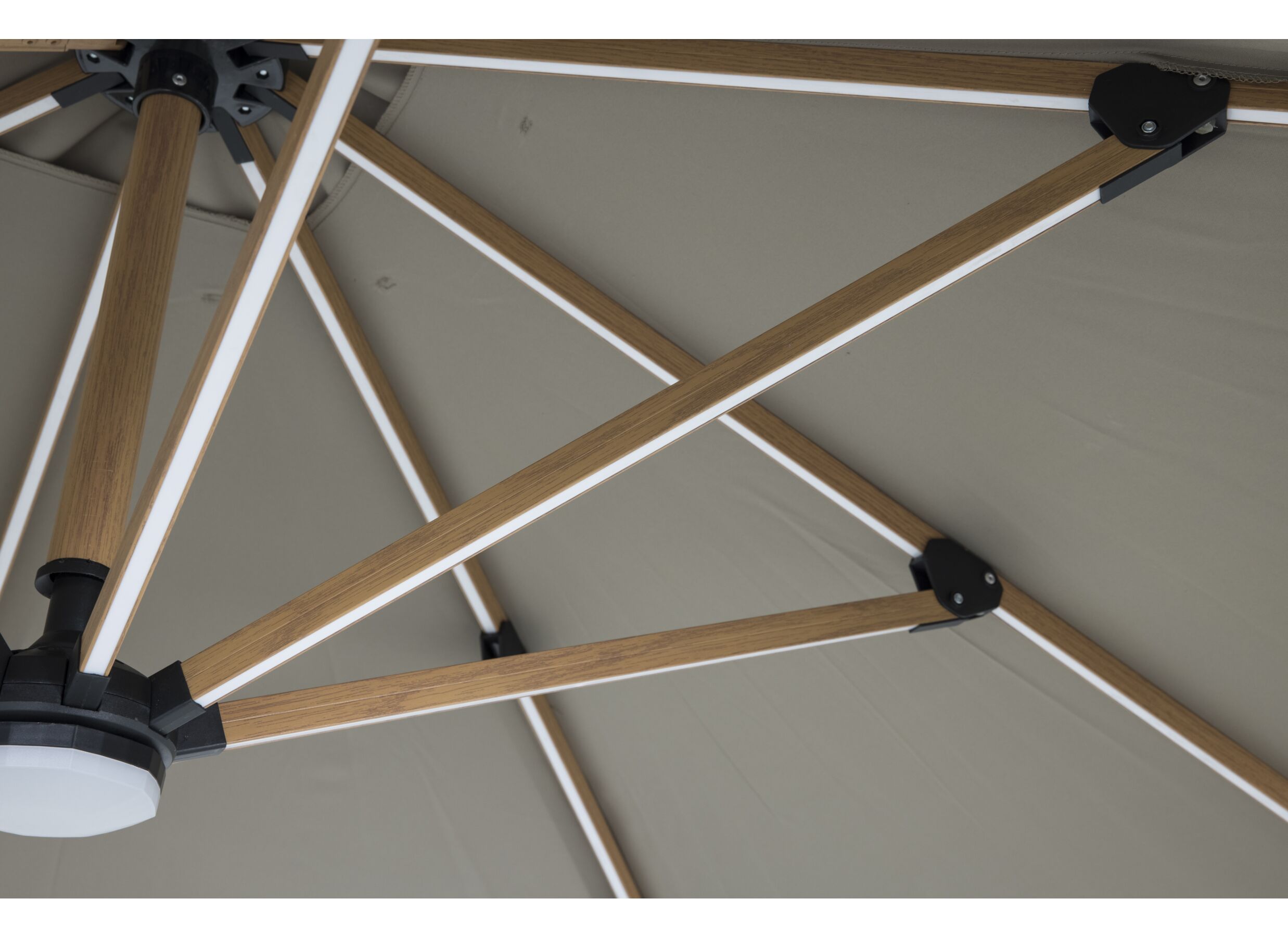 Parasol déporté Aura 250x250xm taupe avec couverture