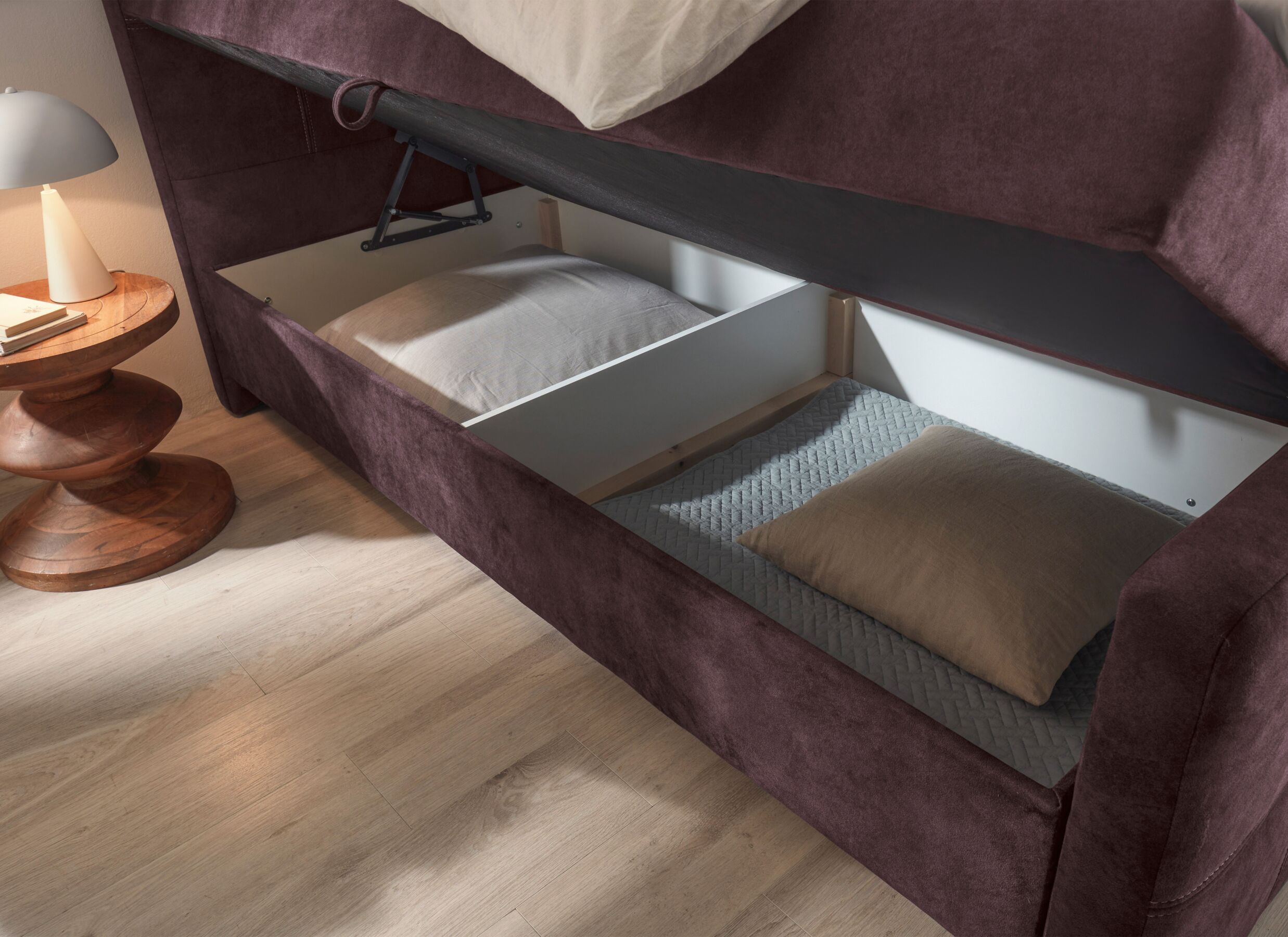 Foto ambiance - Lit box Valetta 180x200cm - tissu - aubergine avec rangement