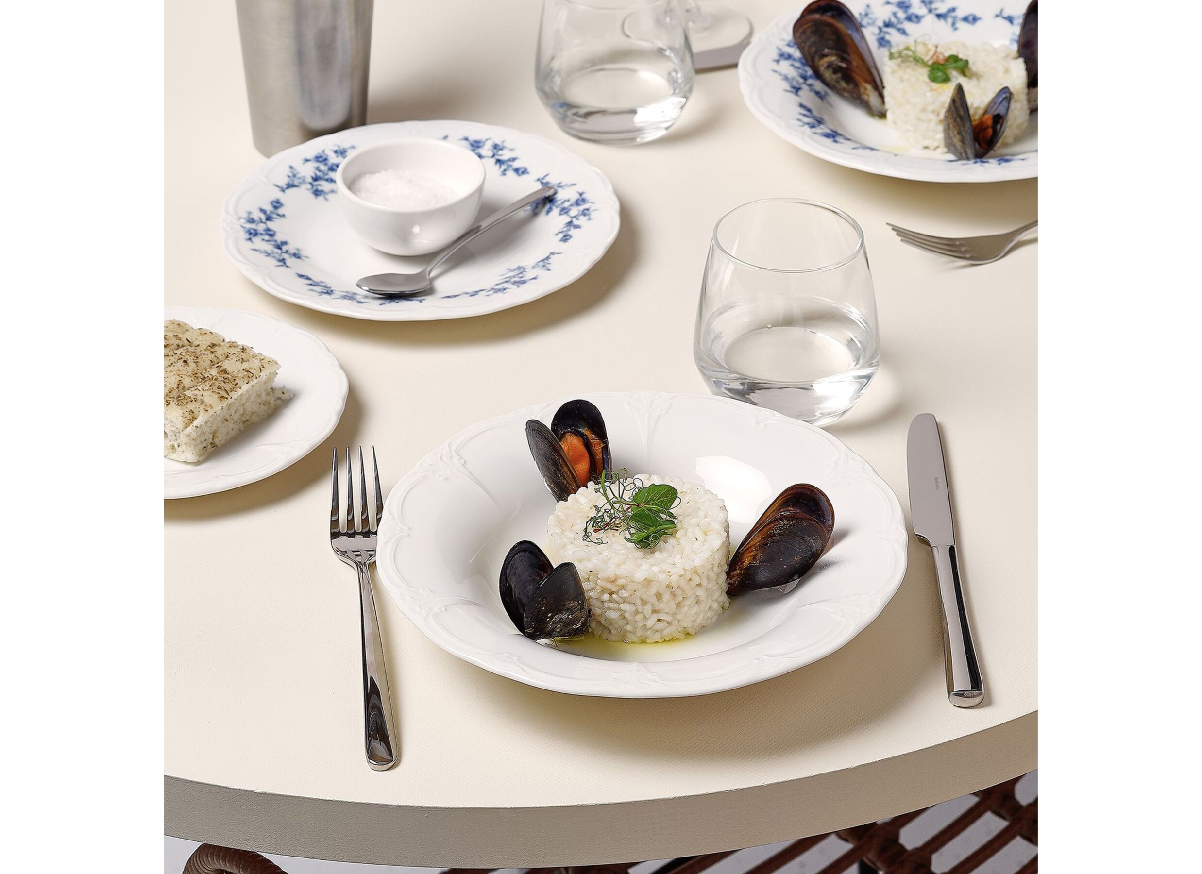 Foto ambiance - Assiette creuse Retro Ø23,5x4cm - porcelaine - ivoire