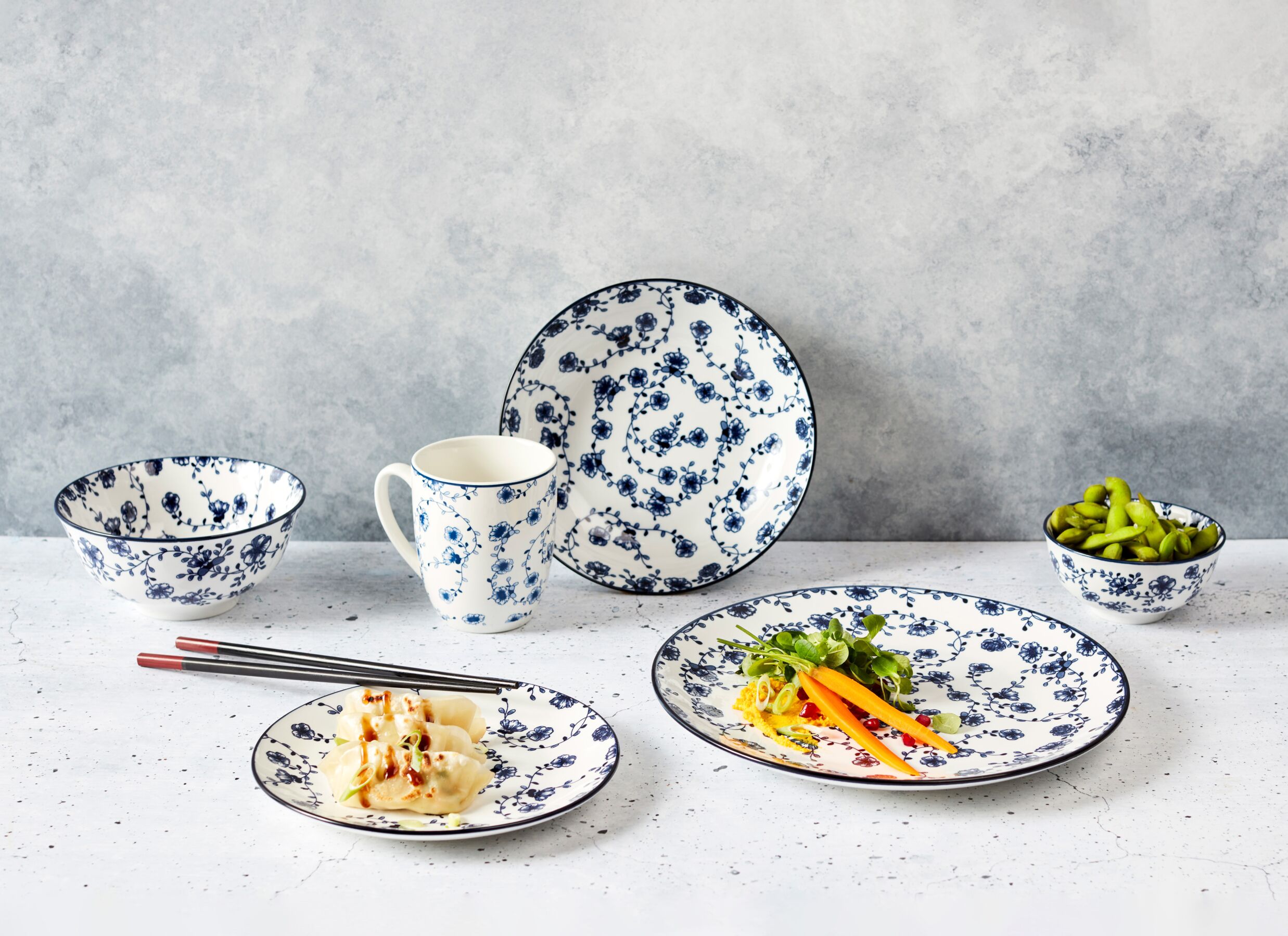 Foto ambiance - Assiette creuse Flor Azul Ø20cm - porcelaine - blanc & bleu