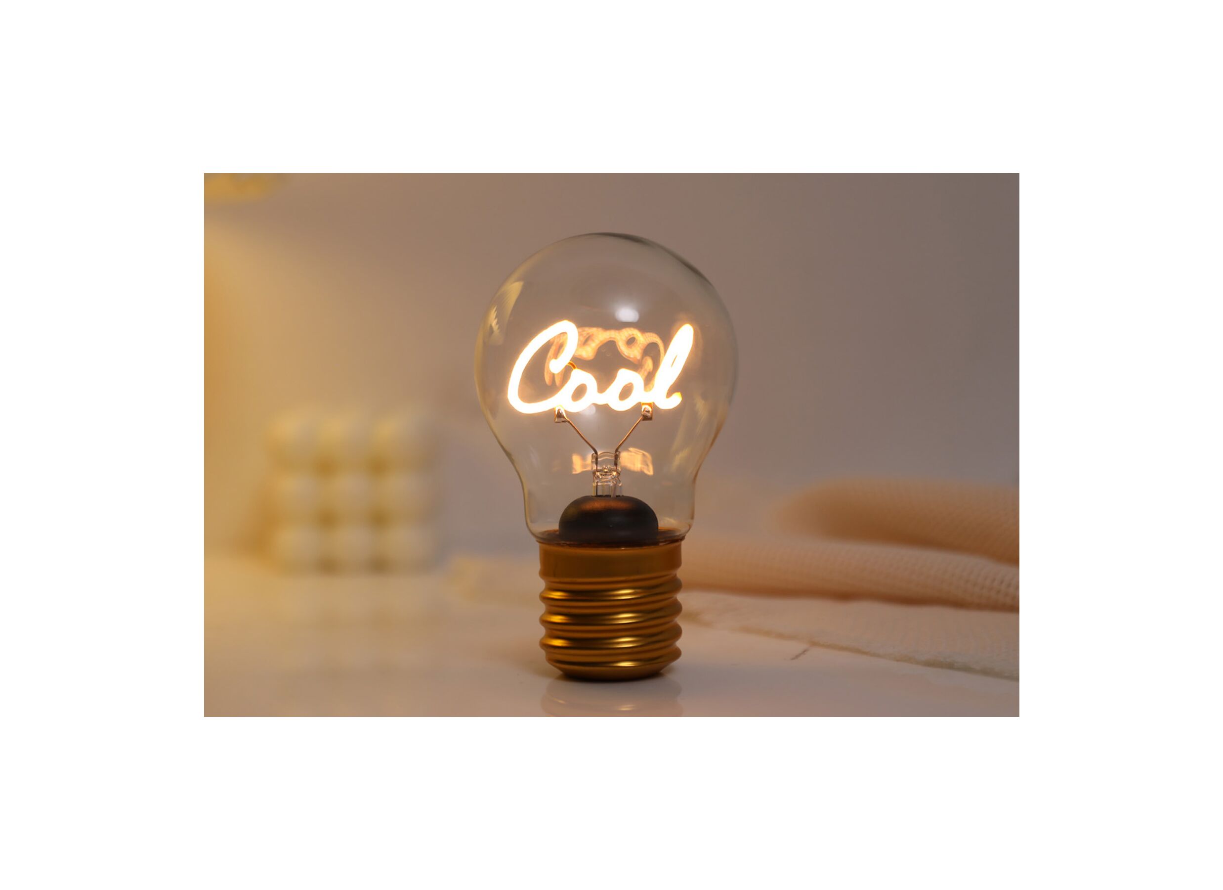 Plus Important - Lampe de table Bulb Shaped Light Cool - verre & métal - or