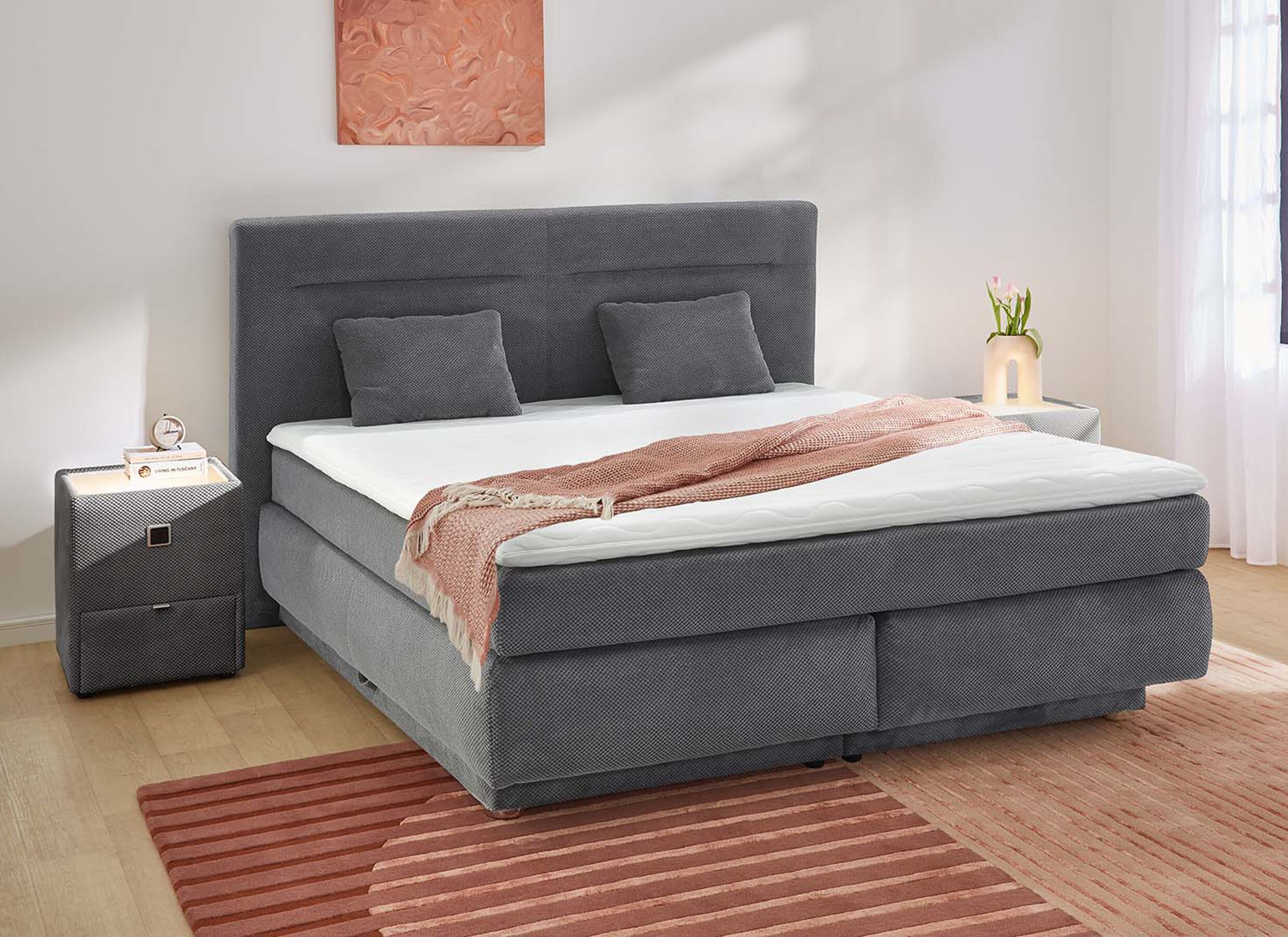Sfeerfoto - Boxspring Simone 180x200cm - stof - middengrijs met opbergruimte