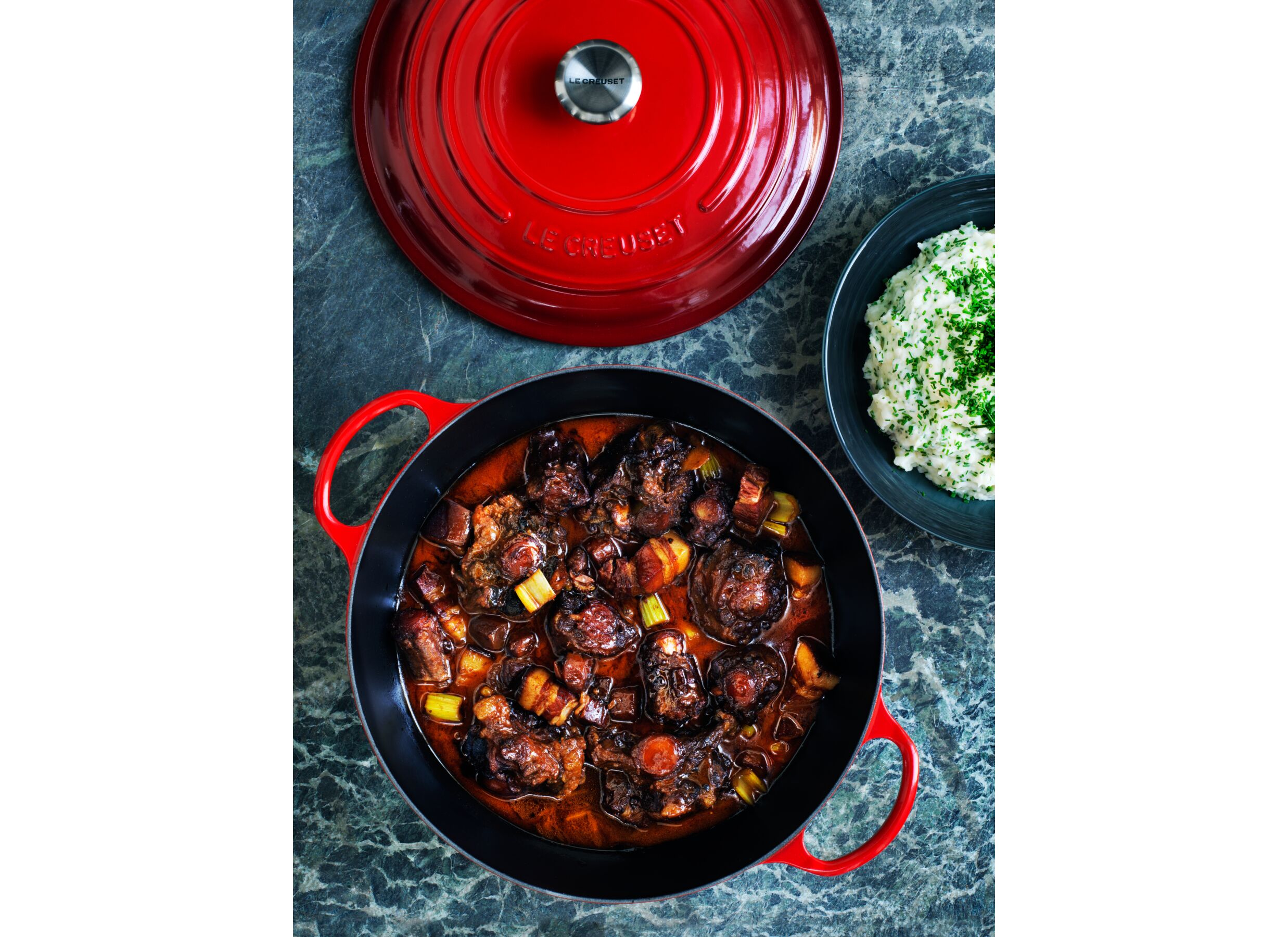 Sfeerfoto - Stoofpot Le Creuset Ø26cm kersenrood
