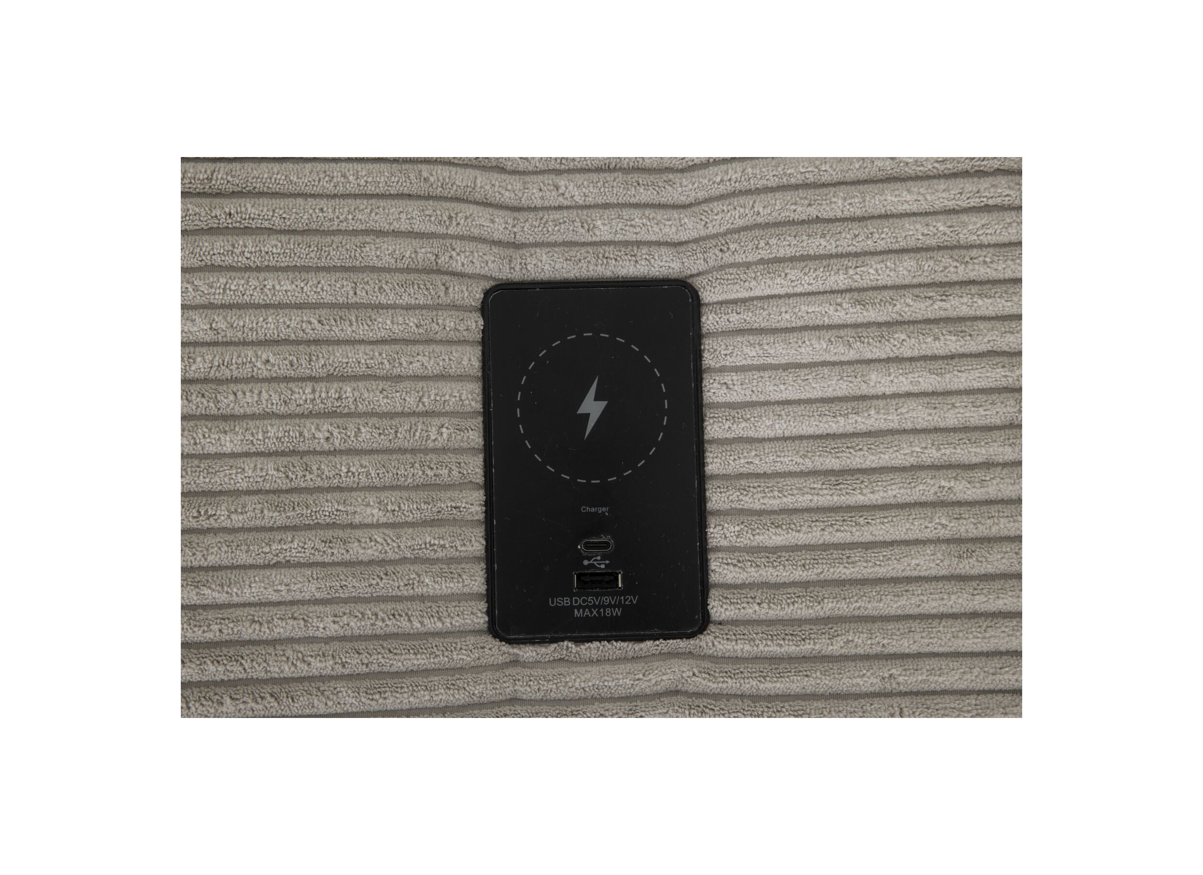 Detail - Table de chevet Lara 44x44x39cm - polyester - gris clair