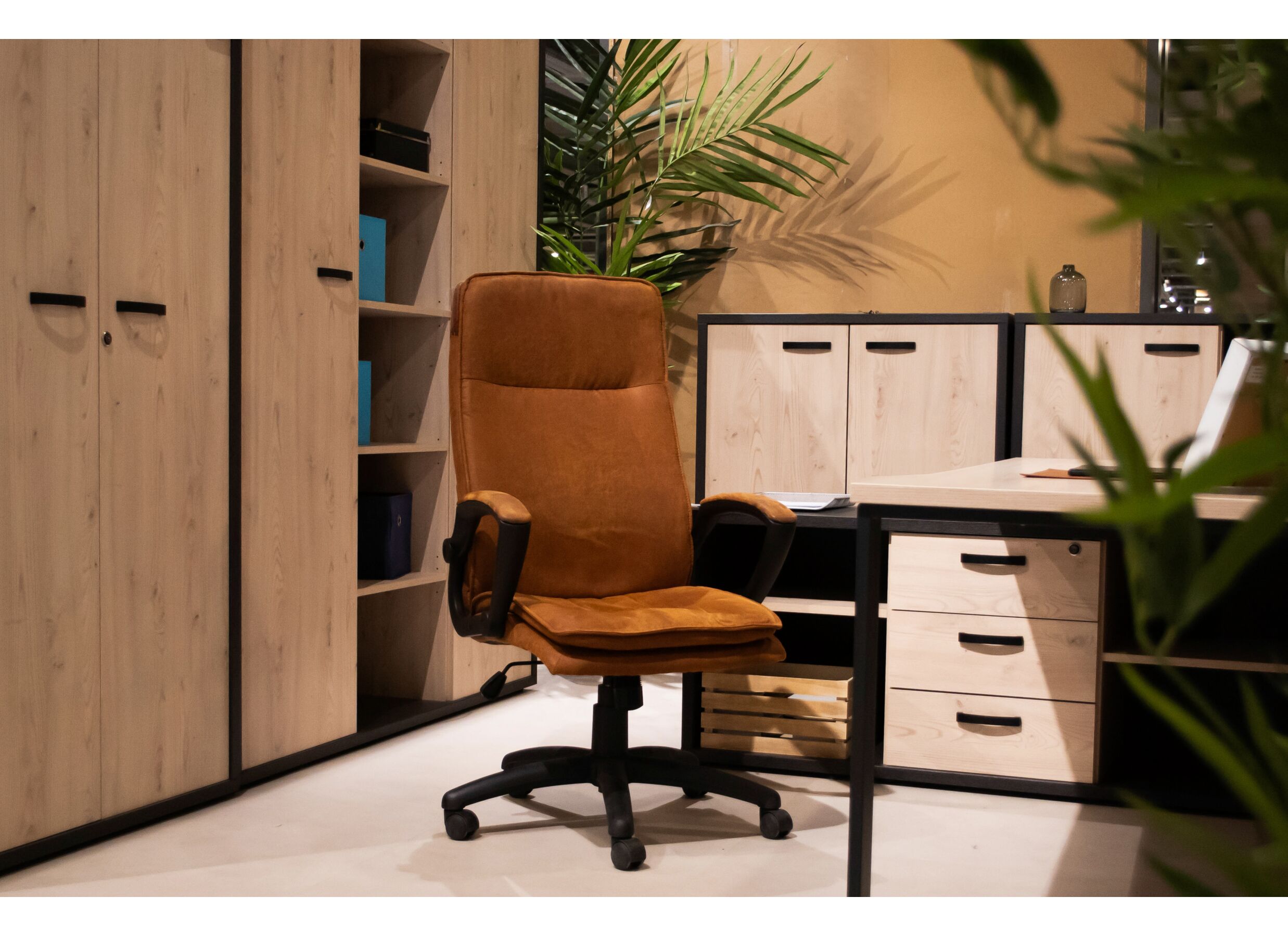 Sfeerfoto - Bureaustoel Cougar 61x69,50x120cm - stof - bruin