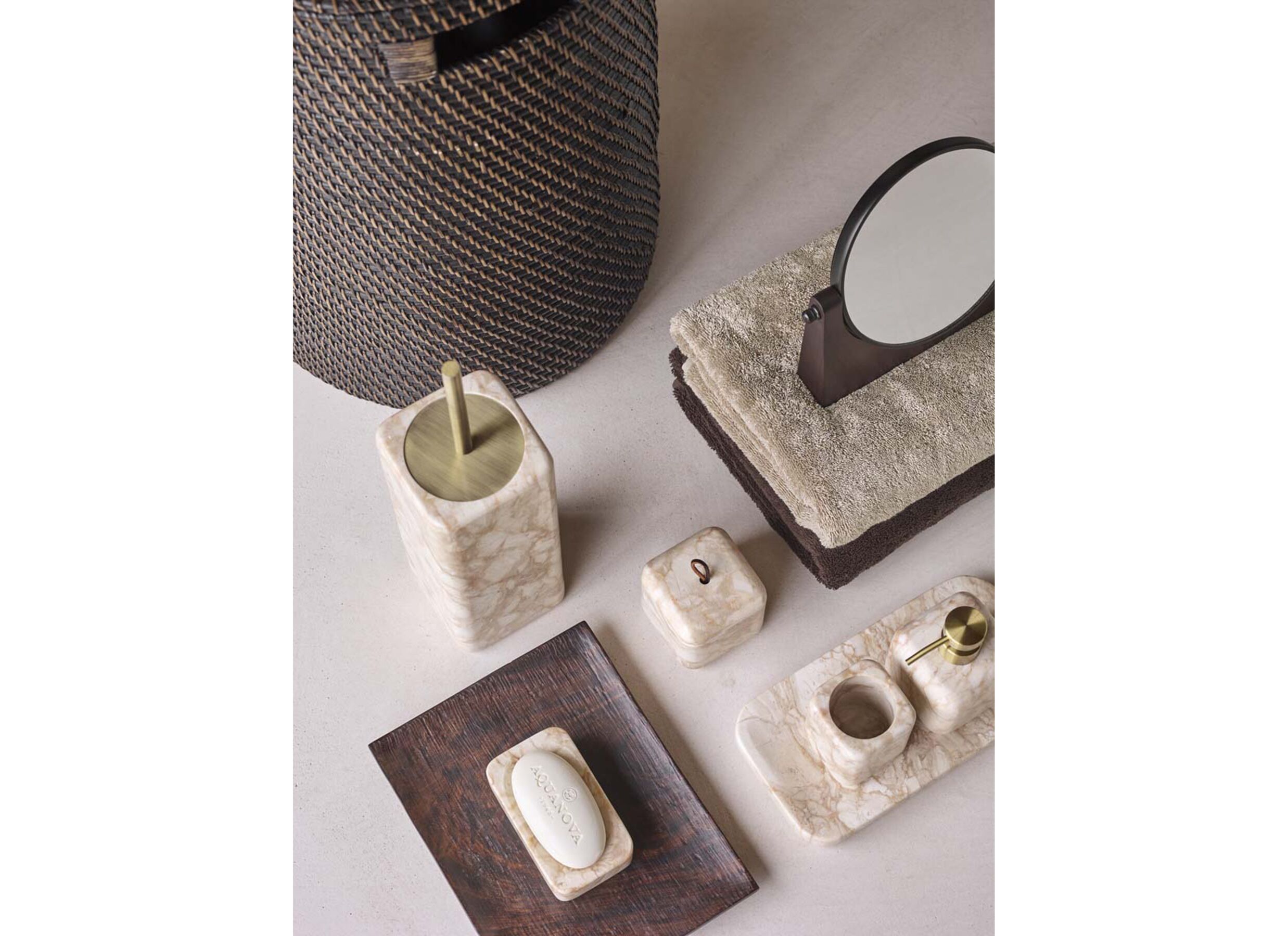 Foto ambiance - Distributeur de savon Blake 8x8x13cm - pierre naturelle - sable et or