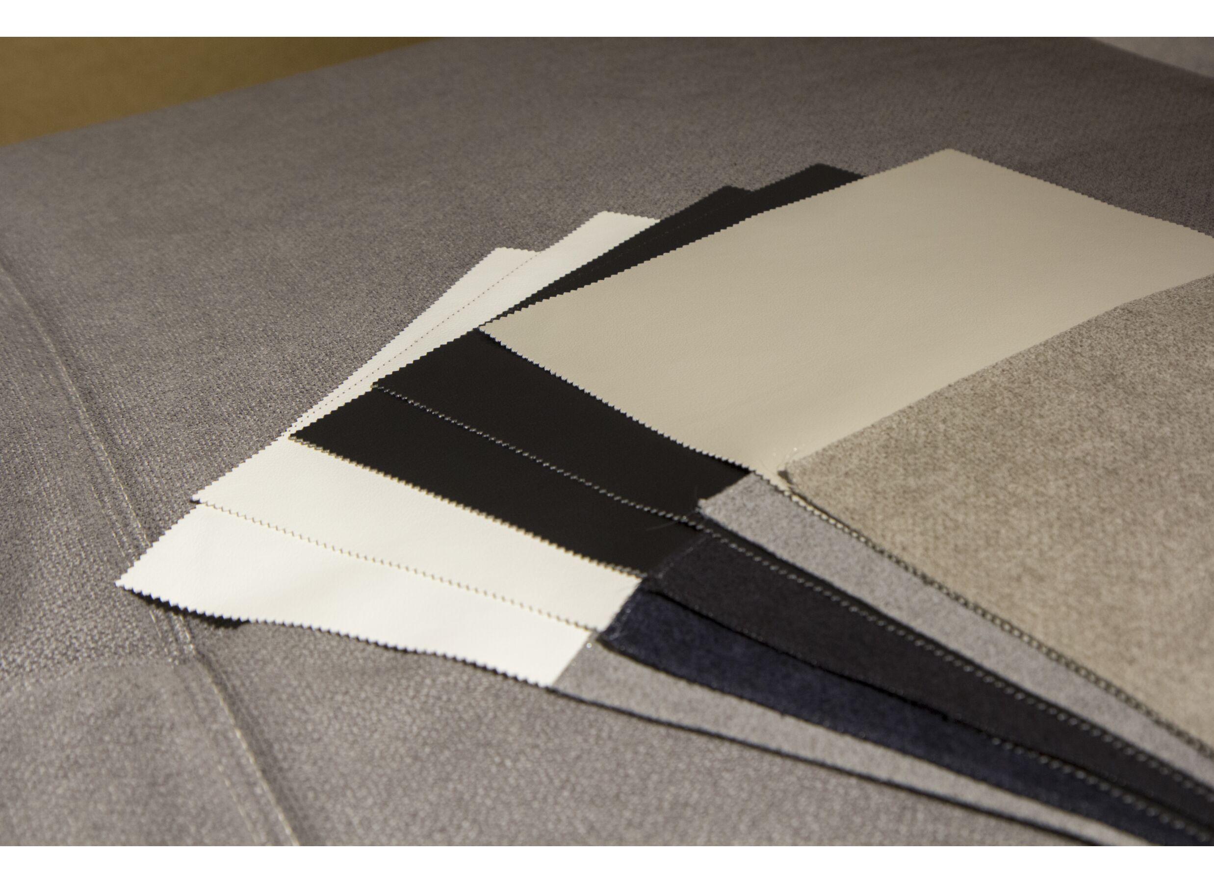 Kleurstaal - Hoeksalon Laredo lederlook/stof beige taupe met LED-verlichting