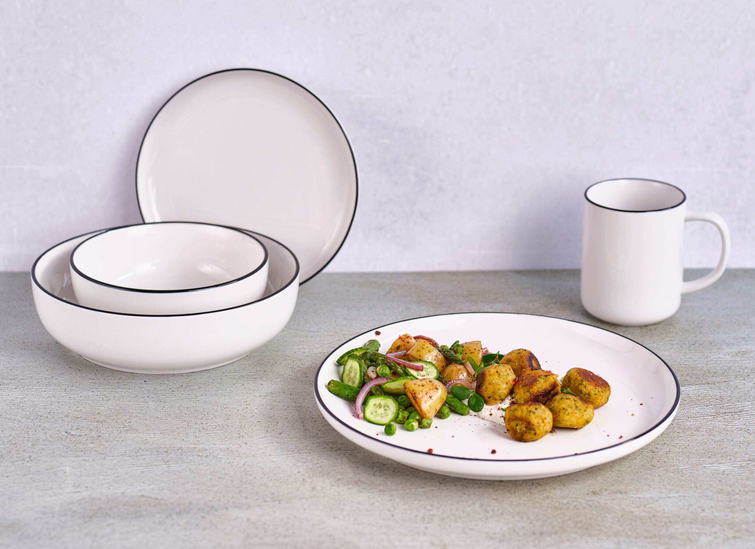 Foto ambiance - Assiette creuse Renee Ø21cm - porcelaine - noir & blanc
