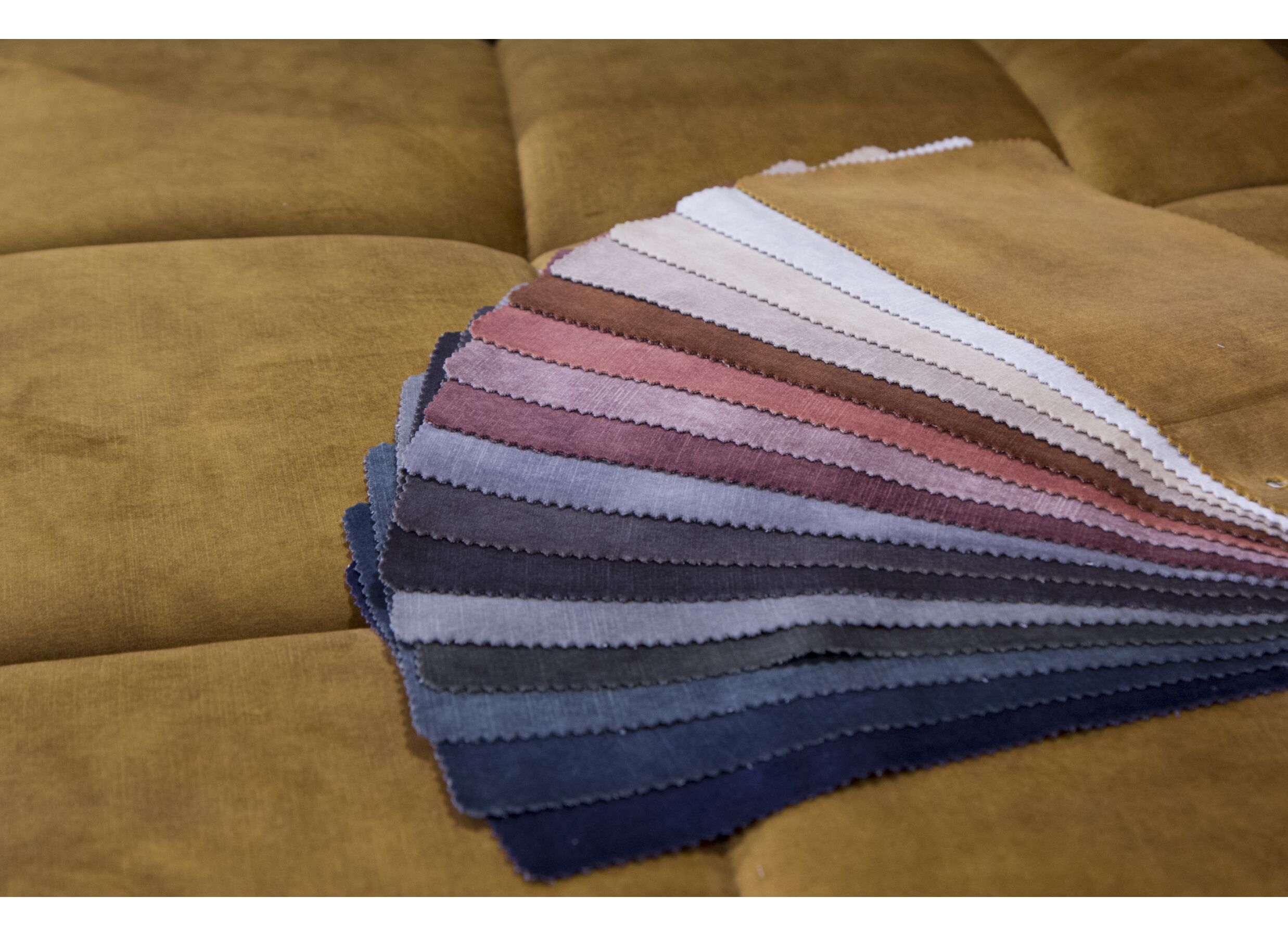 Couleurs - Canapé d'angle Message-S 295x228cm - tissu - or avec pouf