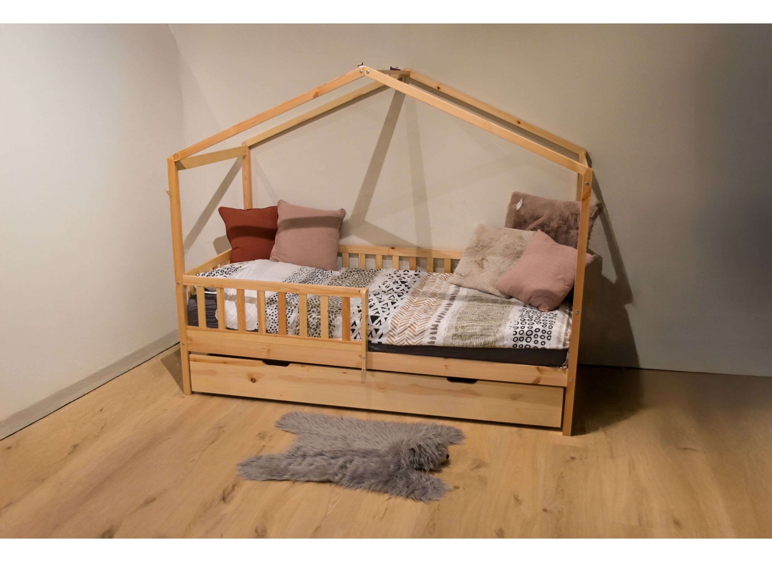 Sfeerfoto - Huisbed Cinderella 90x200cm - den massief - naturel met extra bedlade