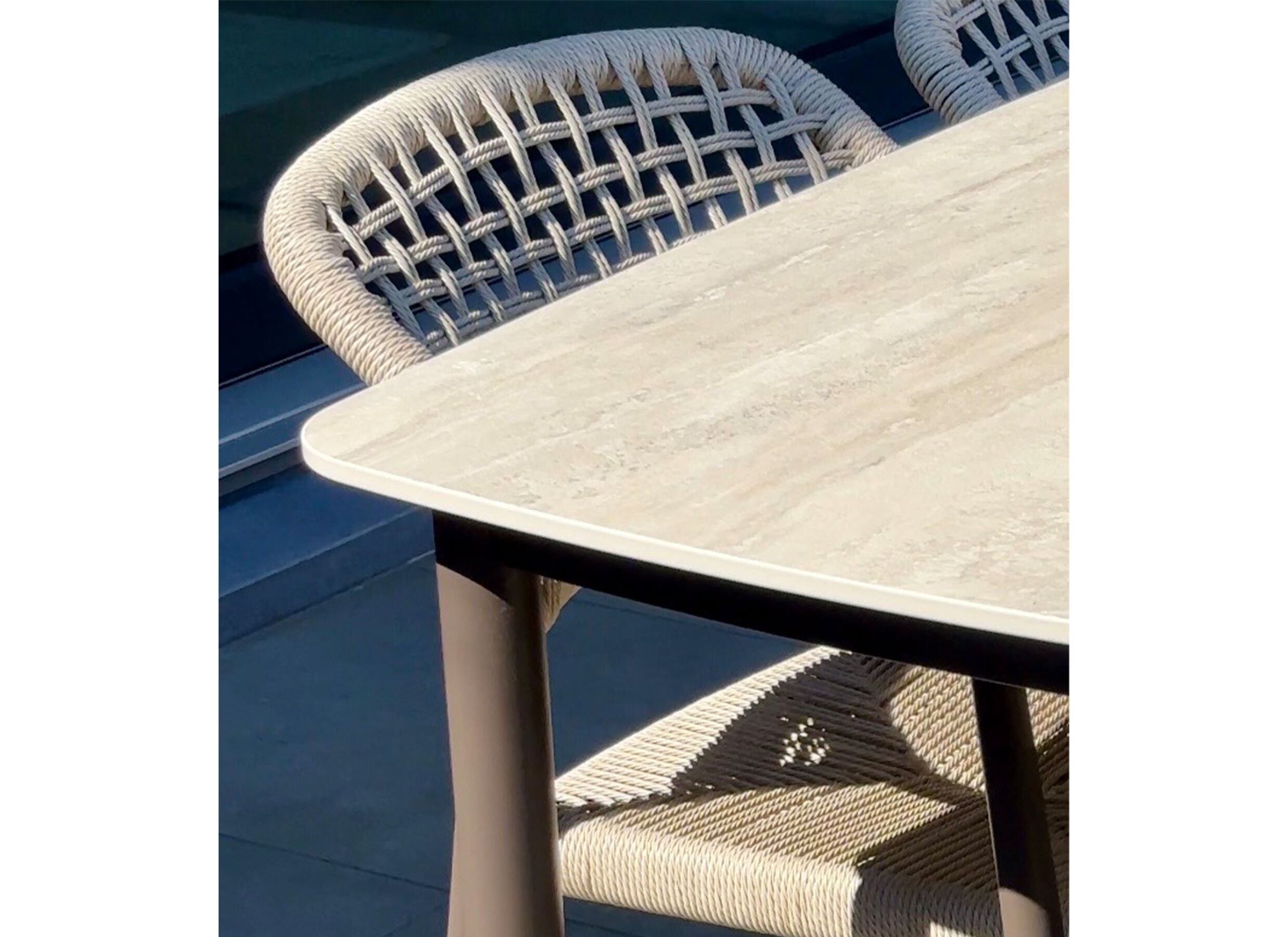 Sfeerfoto - Tuinstoel Porto 58x54x82cm - rotan & aluminium - bruin