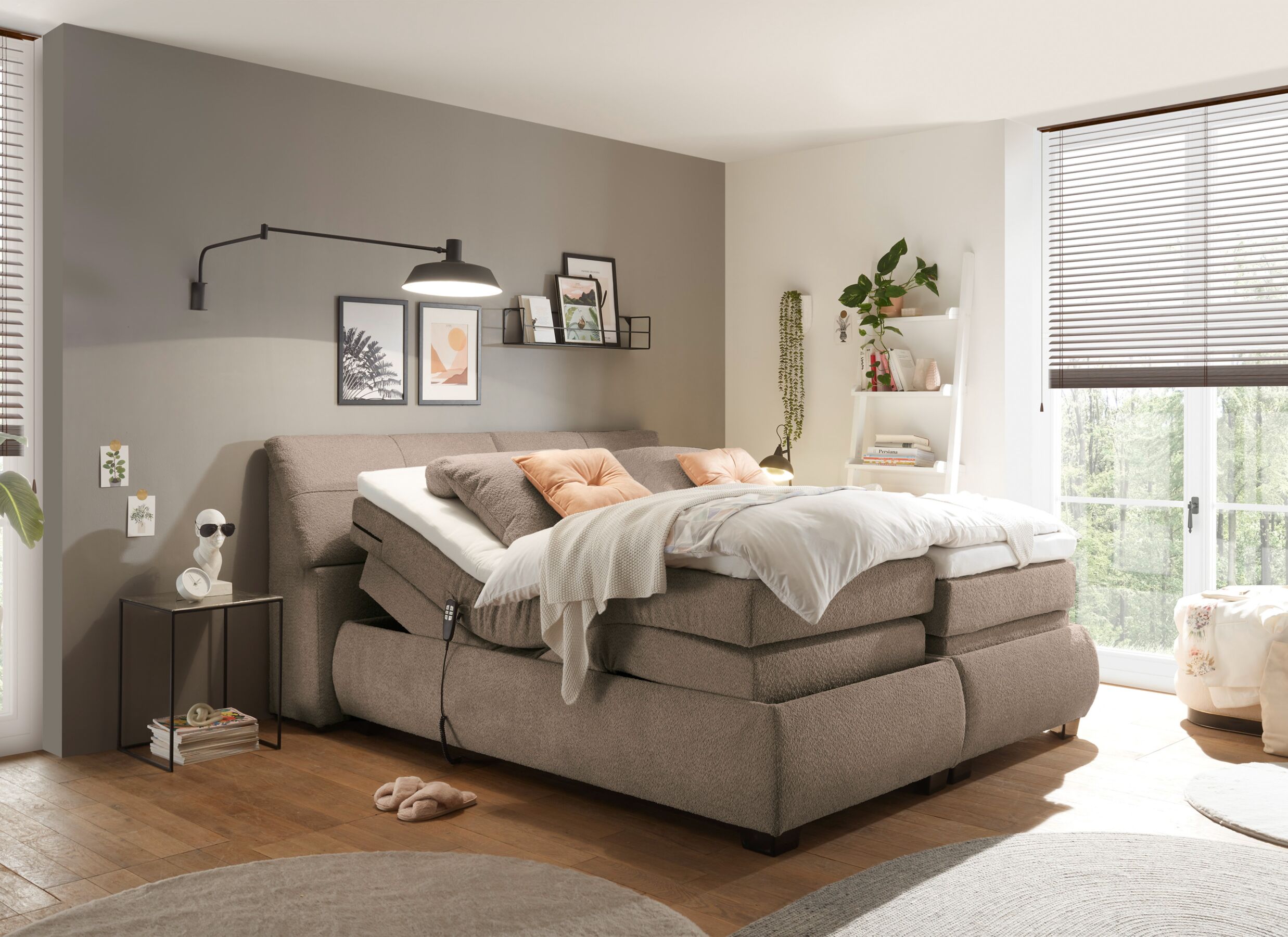 Sfeerfoto - Boxspring Reynosa 180x200cm - stof - taupe met opbergruimte & elektrisch