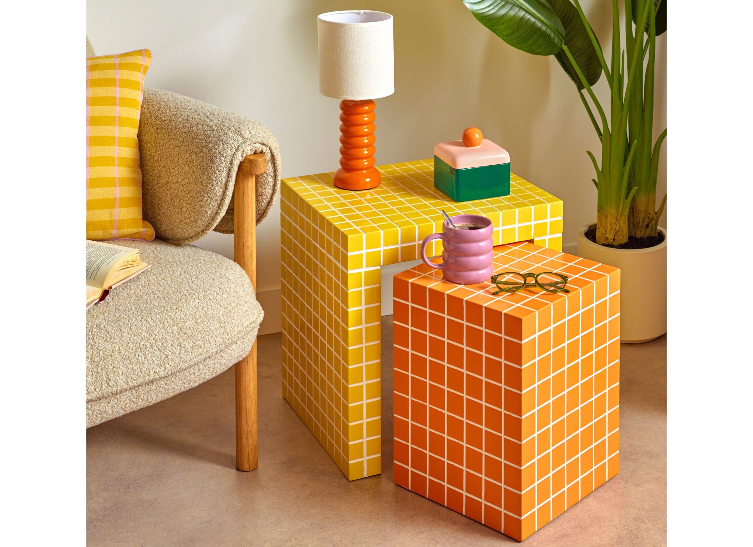Foto ambiance - Table d'appoint Betsy 45x37x45cm - MDF - jaune & orange