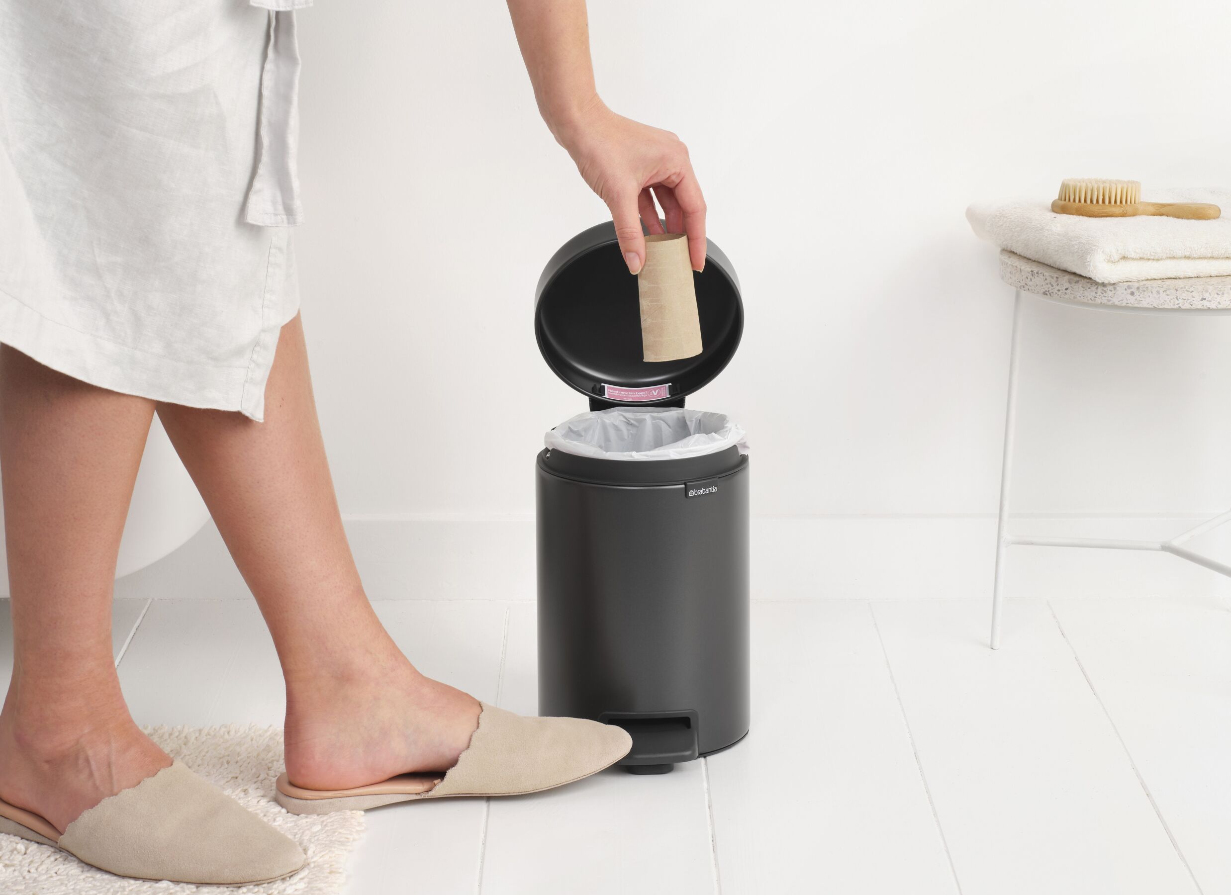 Sfeerfoto - Pedaalemmer NewIcon Brabantia - 3L - confident grey
