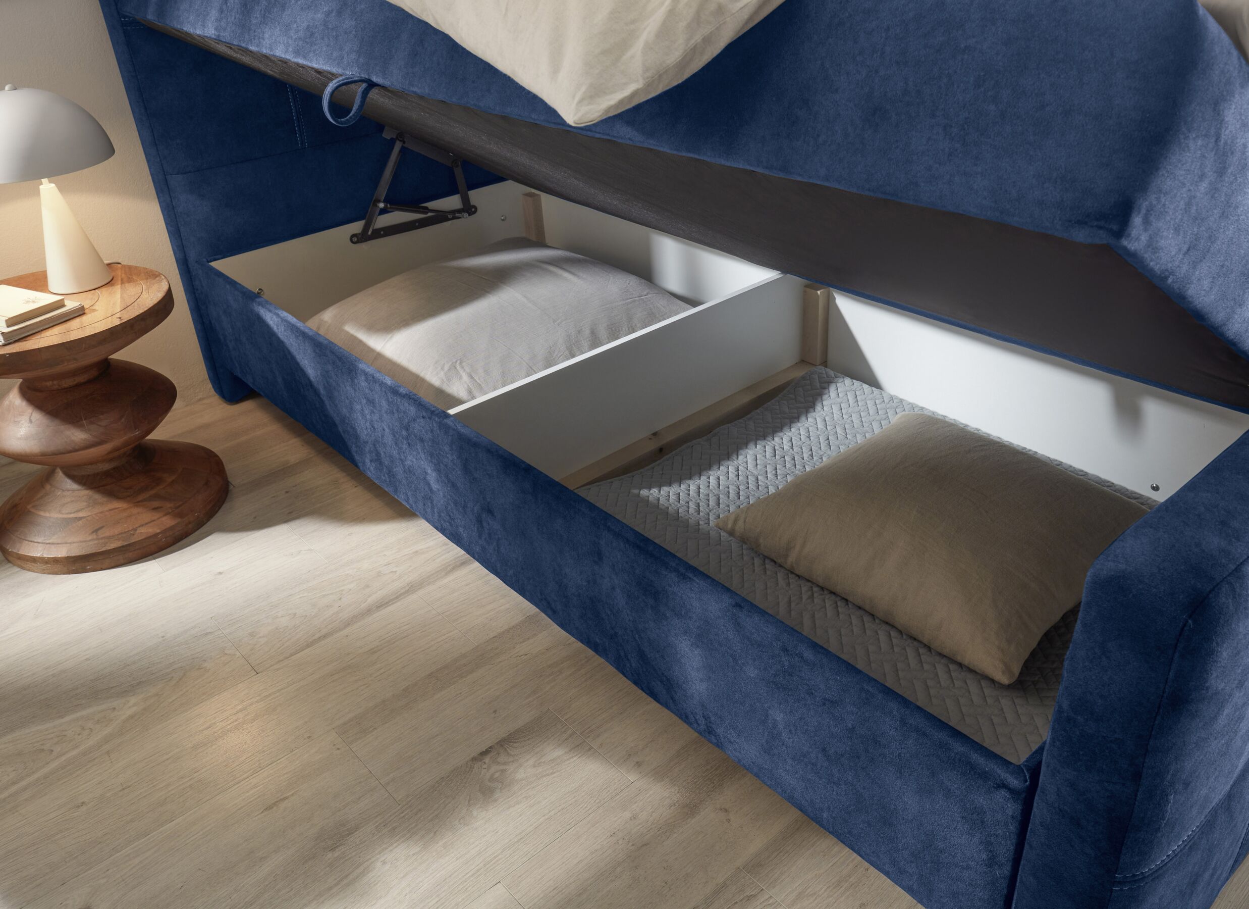 Sfeerfoto - Bedbox Valetta 160x200cm - stof - blauw met opbergruimte