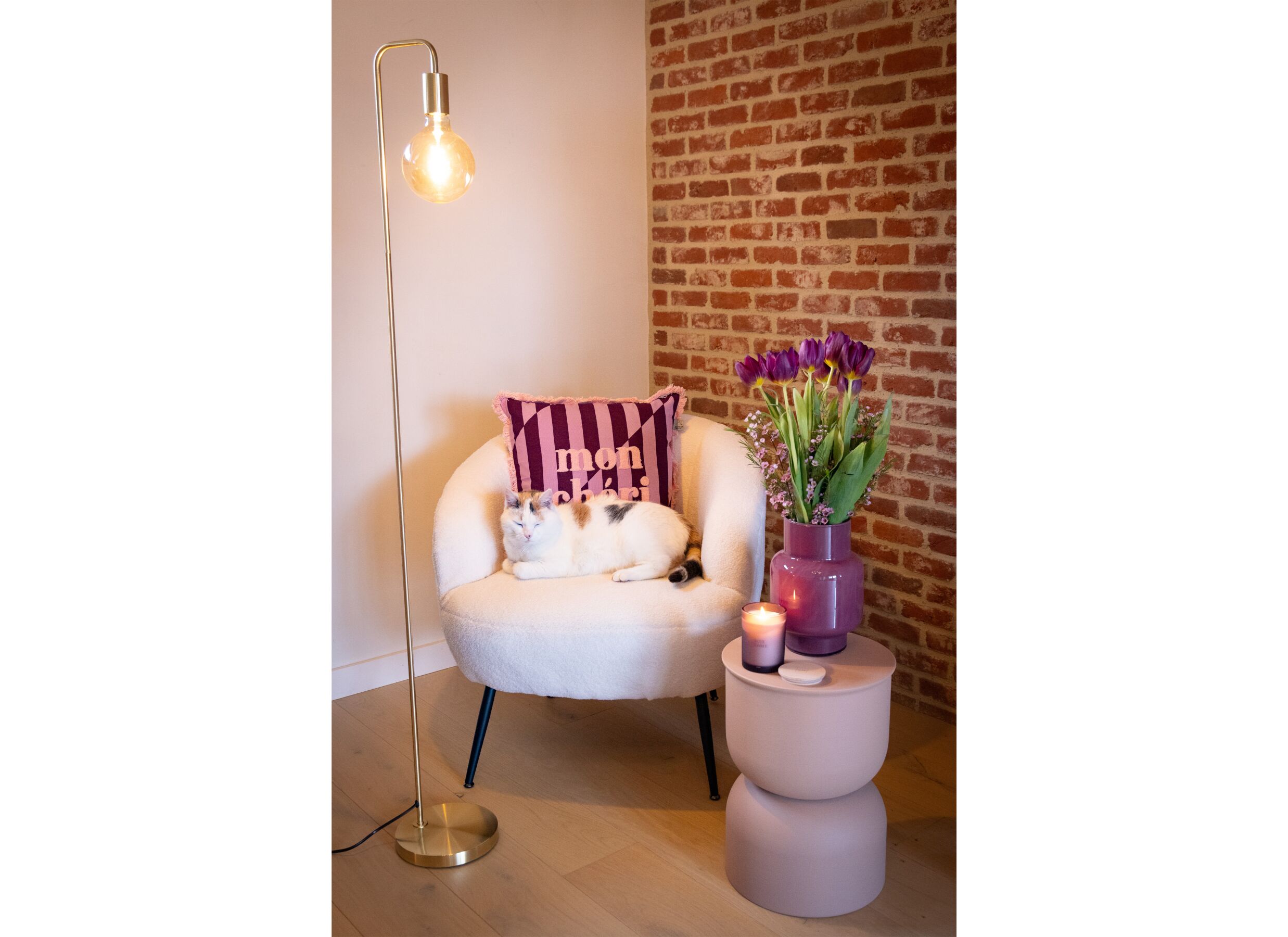 Foto ambiance - Lampadaire Keli H150cm E27 - béton & fer - doré