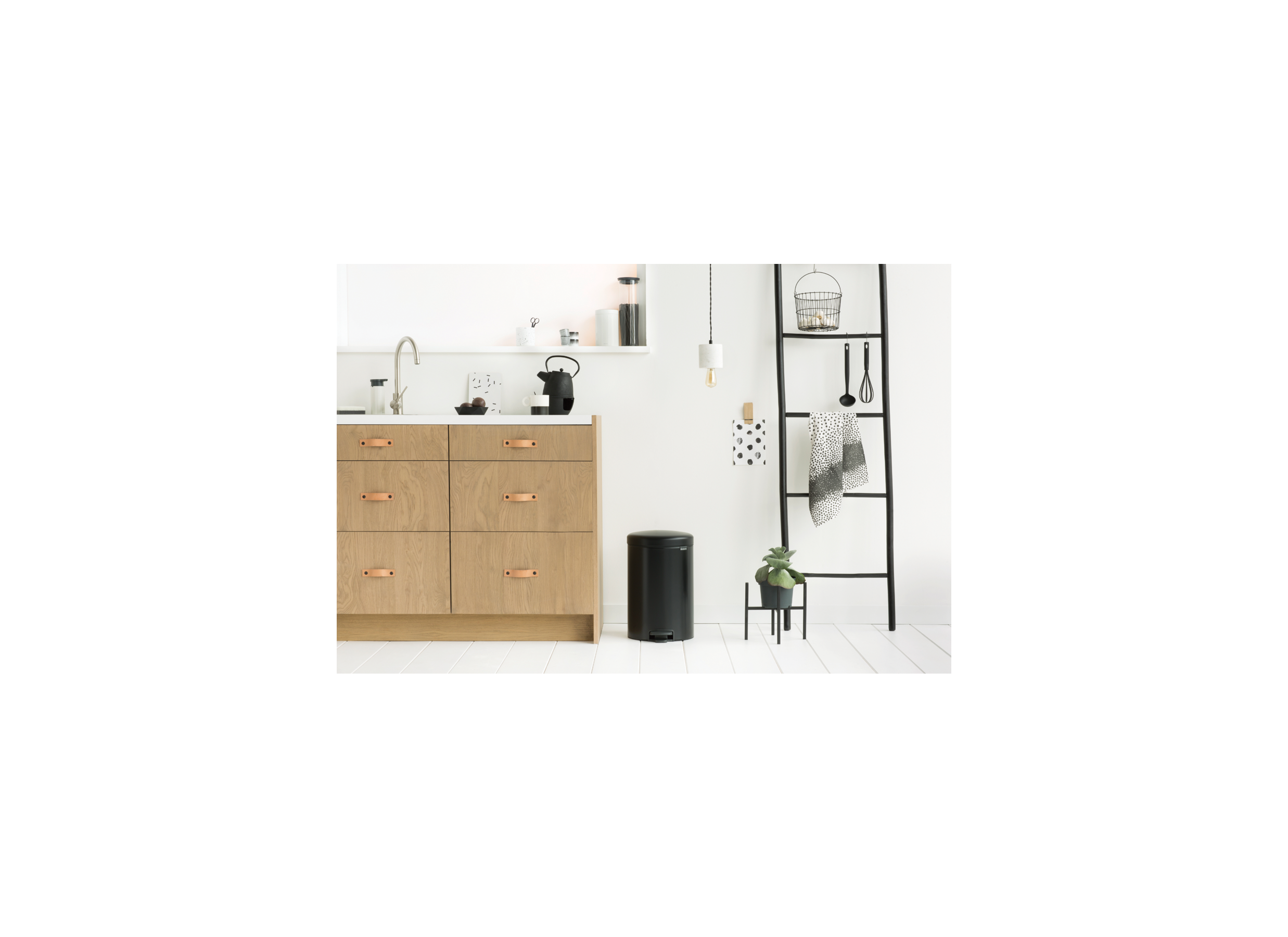 Foto ambiance - Poubelle à pédale NewIcon Brabantia 20L matt black